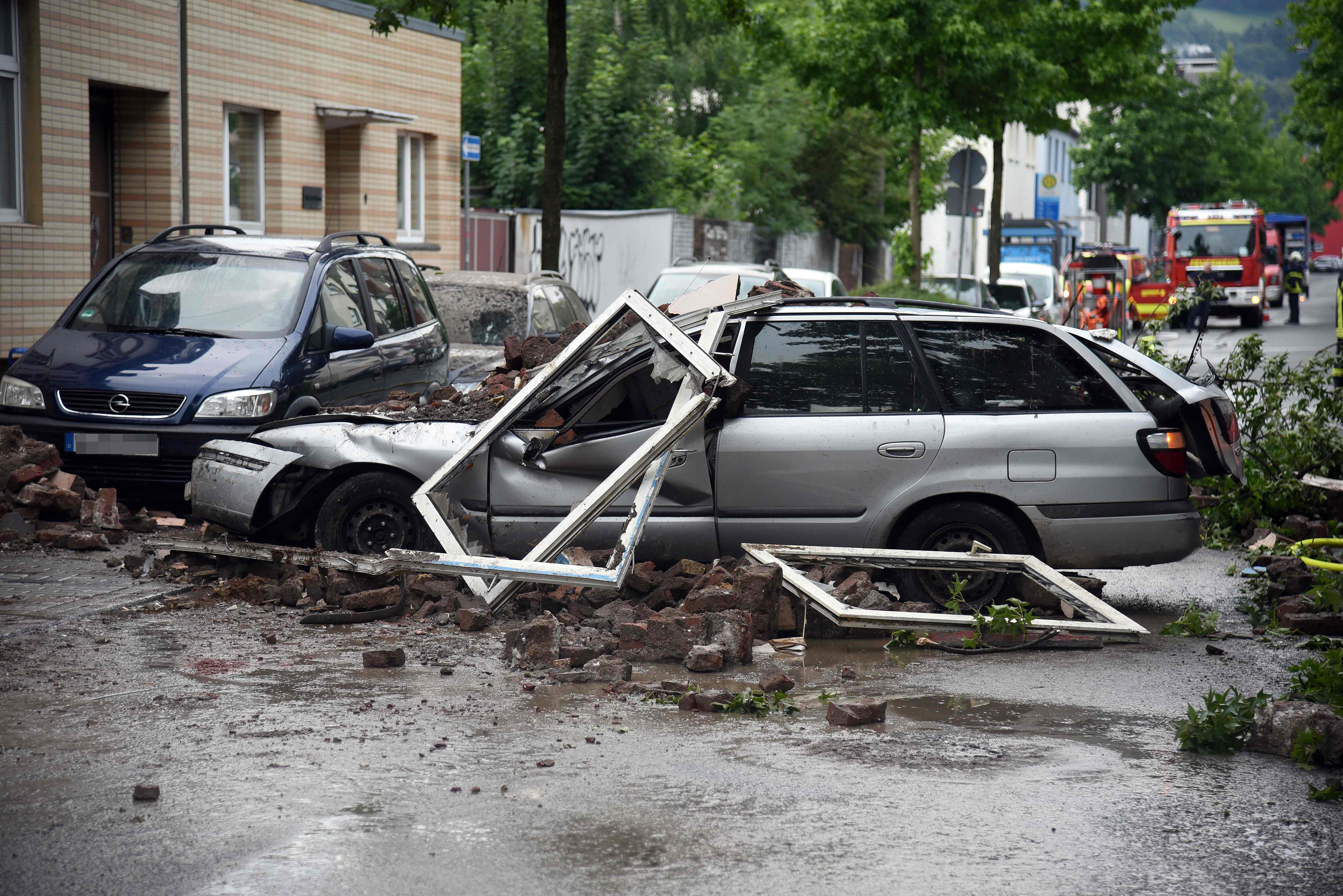 سيارات مدمر فى ألمانيا بسبب انفجار بمنزل