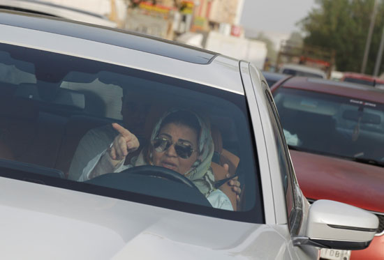 سيدة سعودية تقود سيارتها فى شوارع المملكة