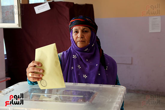 ناخبة تركية تضع ورقة التصويت فى صندوق الاقتراع