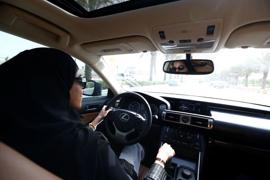 المرأة السعودية تقود السيارة فى شوارع المملكة