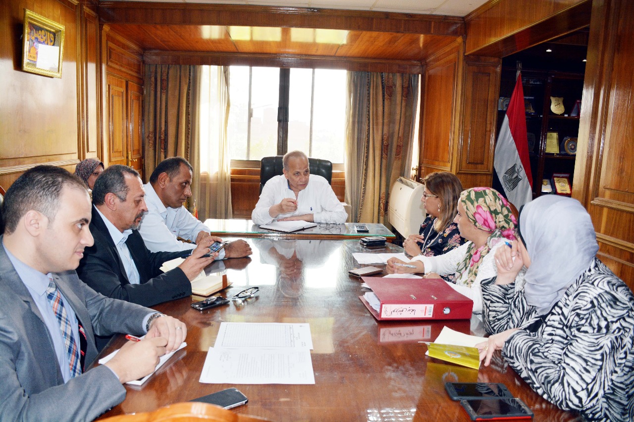 اجتماع لمناقشة الإجراءات التنفيذية لإنشاء ممشي على النيل بمدينة بنها