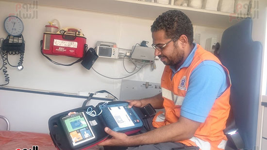 المسعف عمرو الحلوانى يمارس مهام مهنته داخل سيارة الإسعاف