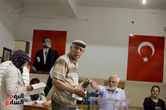 رجل عجوز يدلى بصوته فى الانتخابات التركية