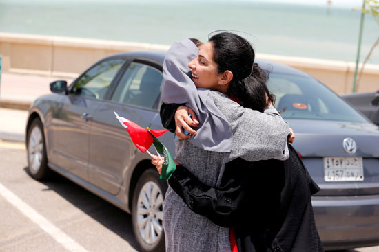 فتاة سعودية تحتضن صديقتها البحرينية احتفالا بتنفيذ القرار