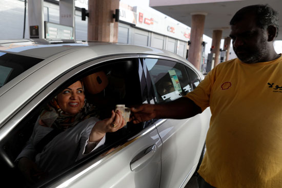 سيدة سعودية تدفع أموالًا مقابل وقود سيارتها