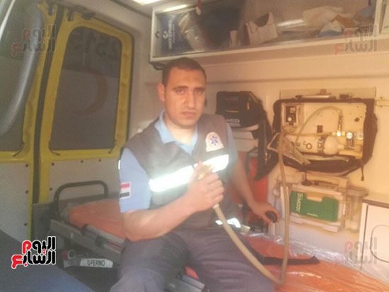 مصطفى يمارس مهنته داخل سيارة الإسعاف لإنقاذ المرضى