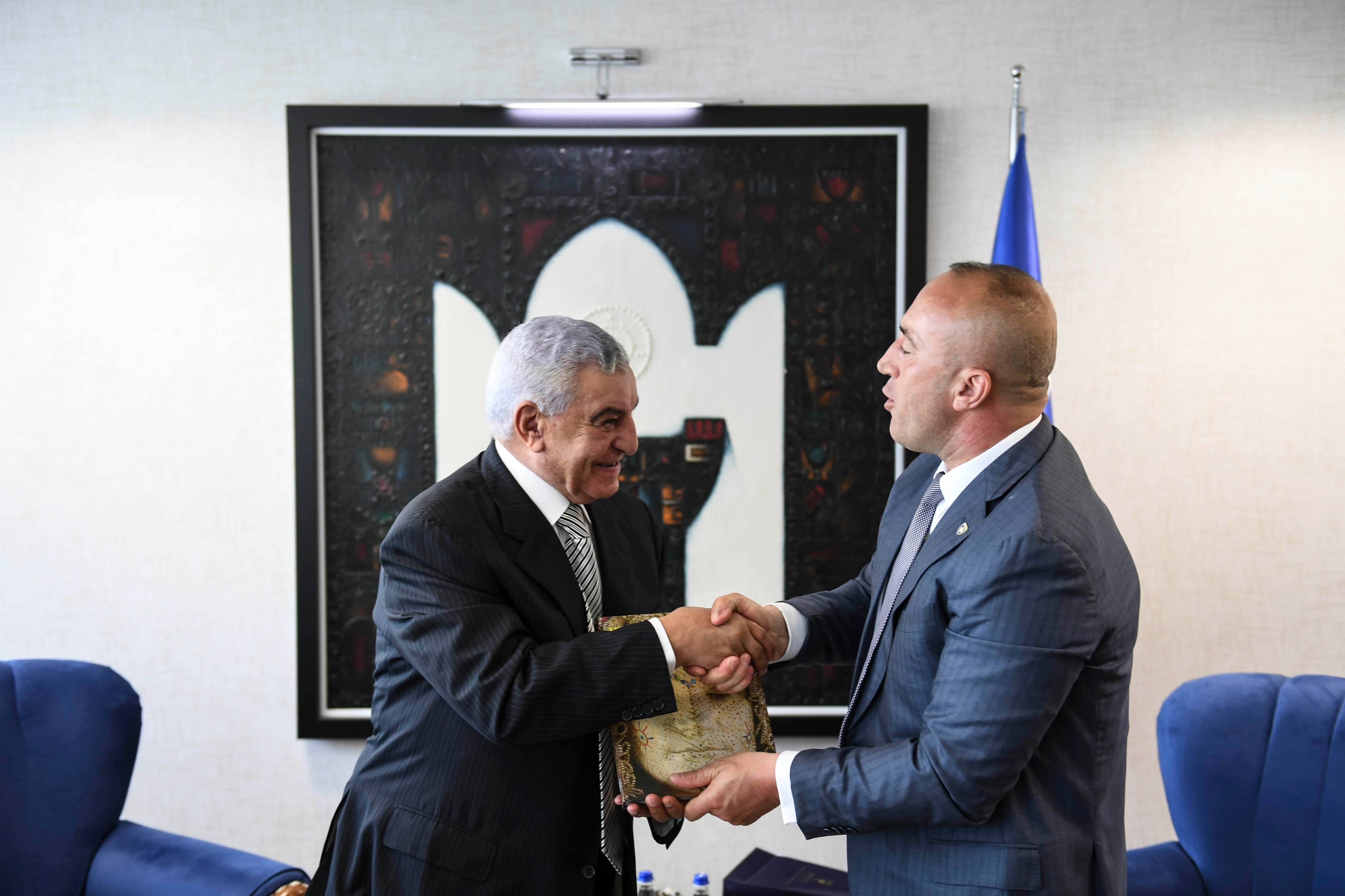 رئيس وزراء كوسوفو يهدى زاهى حواس شعار الدولة  (1)