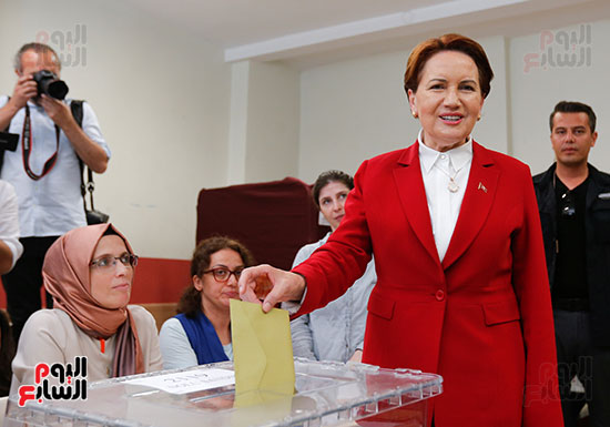 ميرال آكسنر المرشحة الرئاسية لتركيا تدلى بصوتها فى الانتخابات