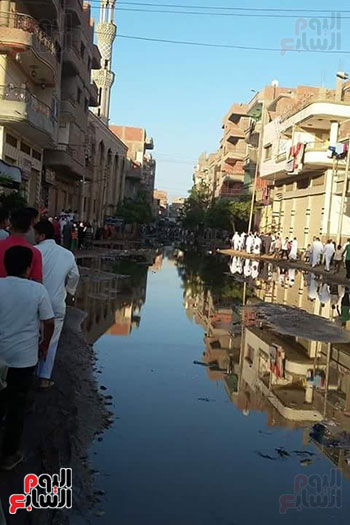 مياه الصرف الصحى تحاصر أهالى قرية العدلية بالشرقية (7)