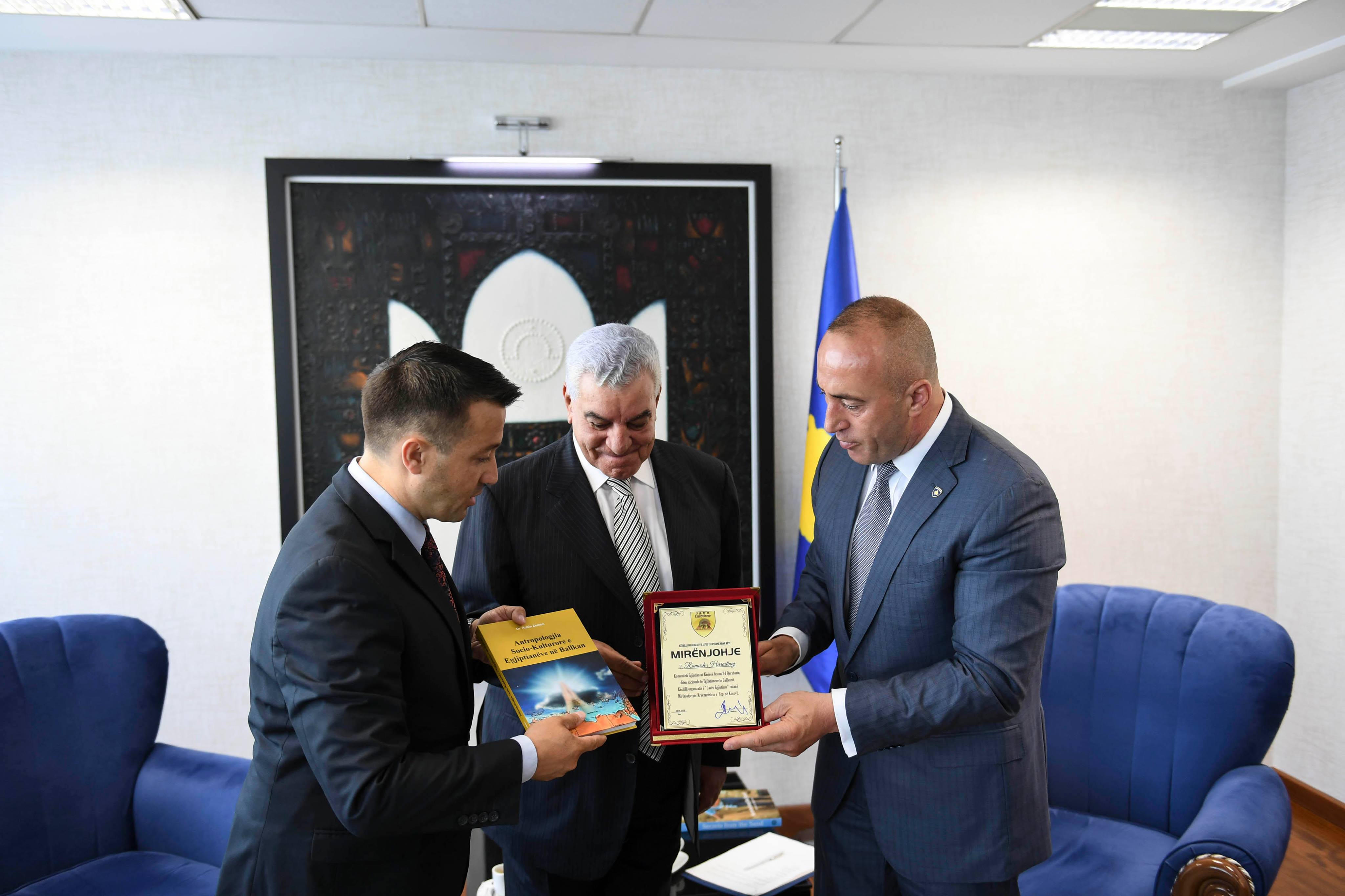 رئيس وزراء كوسوفو يهدى زاهى حواس شعار الدولة  (7)