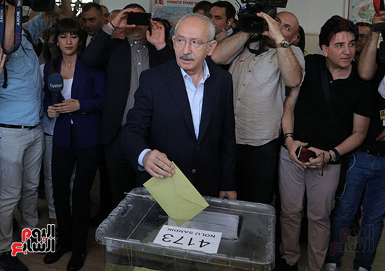 المعارض التركى كمال أوغلو يدلى بصوته فى الانتخابات