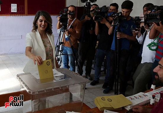 زوجة صلاح الدين دمرداش المرشح لرئاسة تركيا تدلى بصوتها