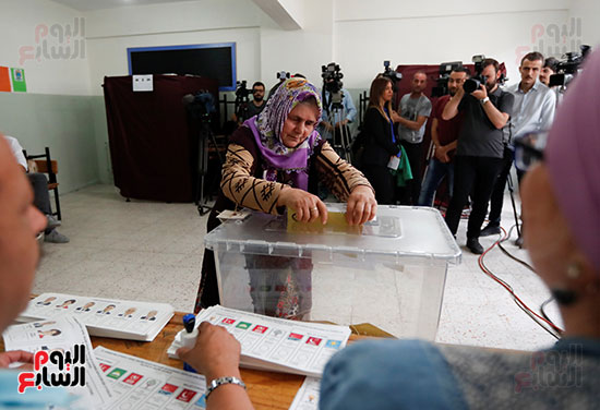 سيدة عجوز تدلى بصوتها فى الانتخابات التركية