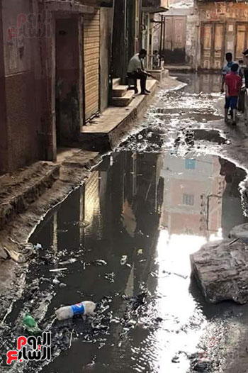 مياه الصرف الصحى تحاصر أهالى قرية العدلية بالشرقية (10)