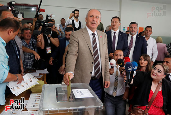 محرم إنجيه منافس أردوغان يضع ورقة التصويت فى صندوق الاقتراع