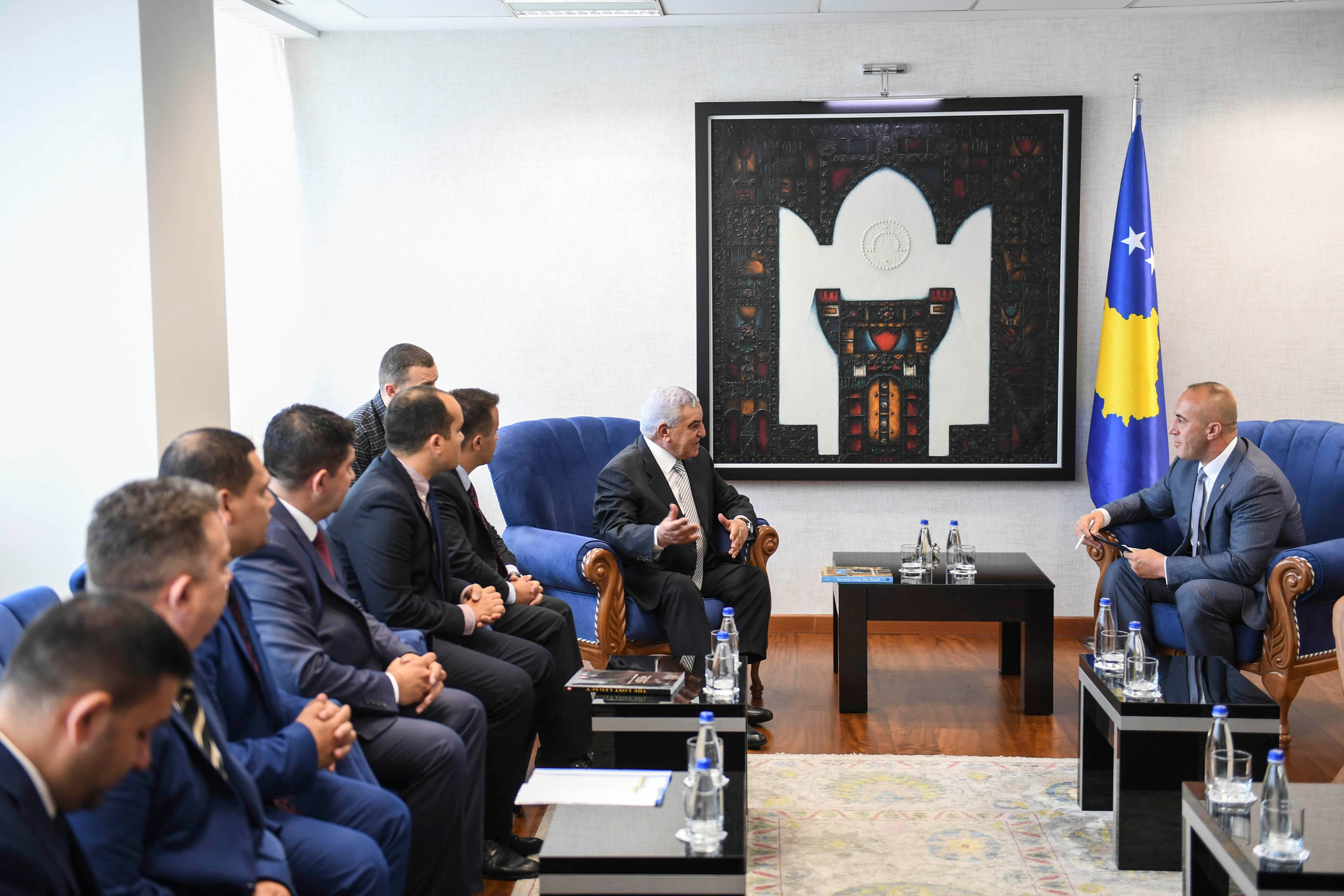 رئيس وزراء كوسوفو يهدى زاهى حواس شعار الدولة  (3)