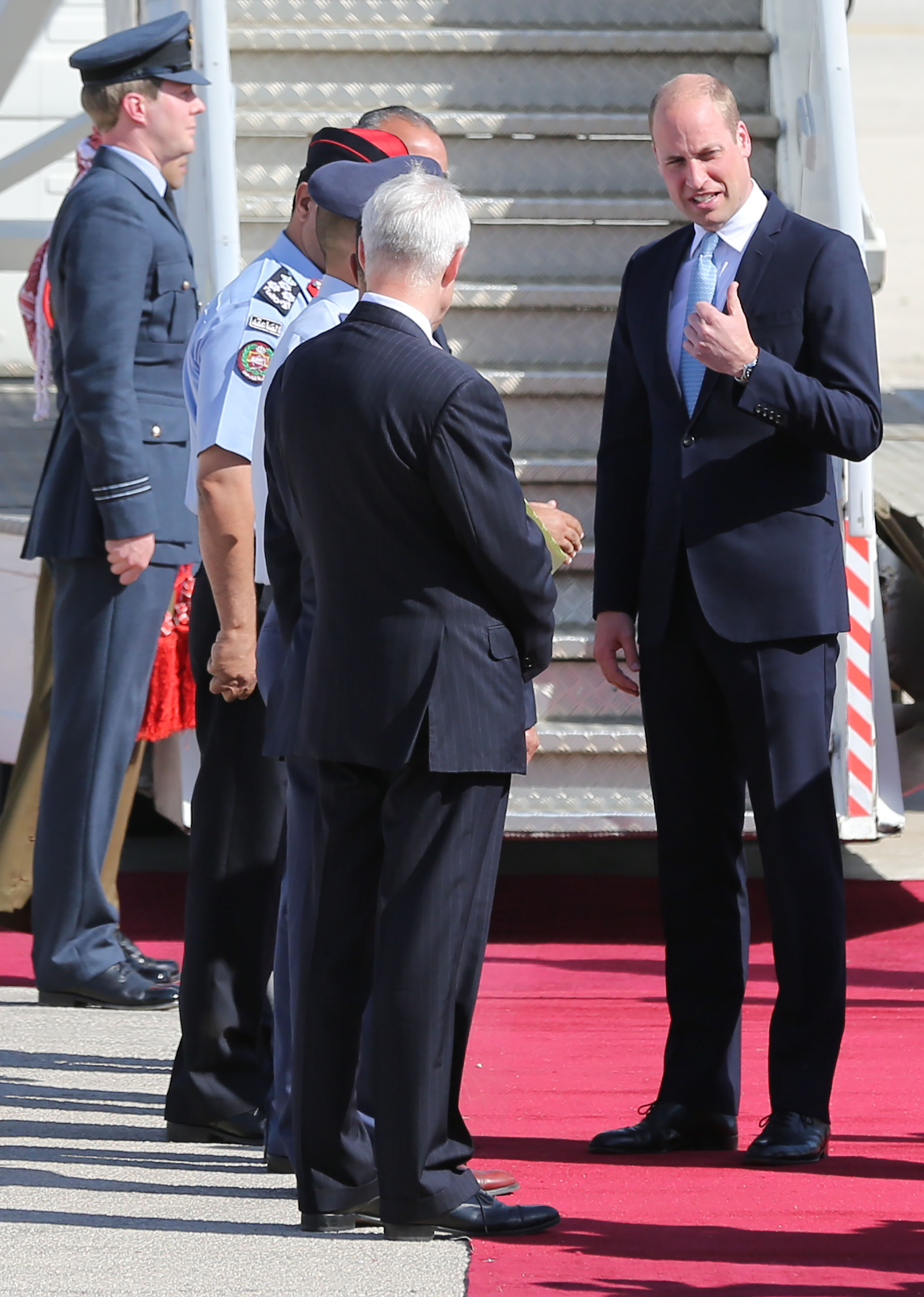 الأمير وليام يتحدث مع مسئولين أردنيين وبريطانيين فى عمان