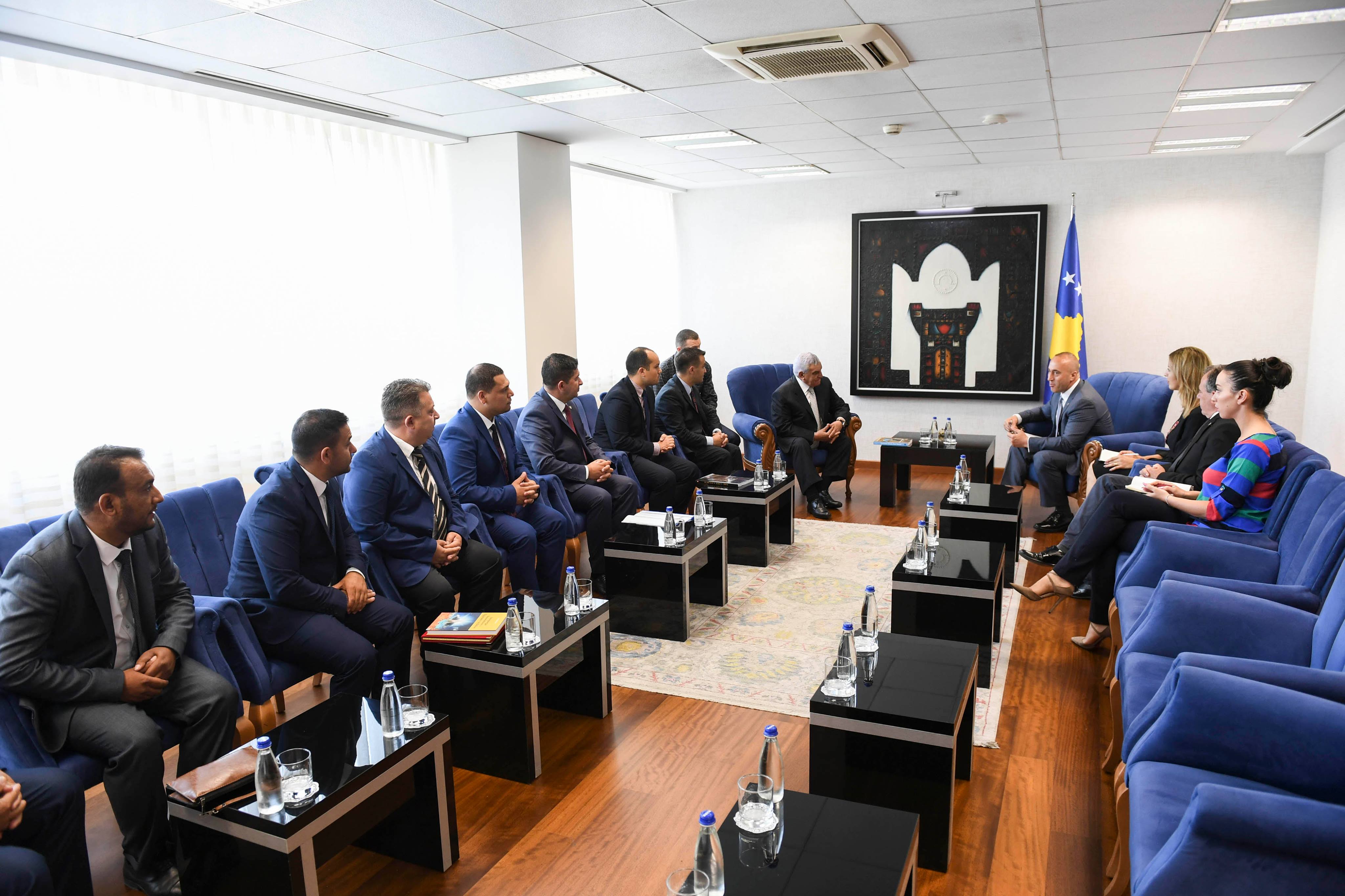 رئيس وزراء كوسوفو يهدى زاهى حواس شعار الدولة  (2)