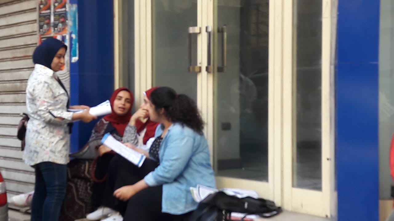 توافد الطلاب على لجان الامتحانات بالإسكندرية (8)
