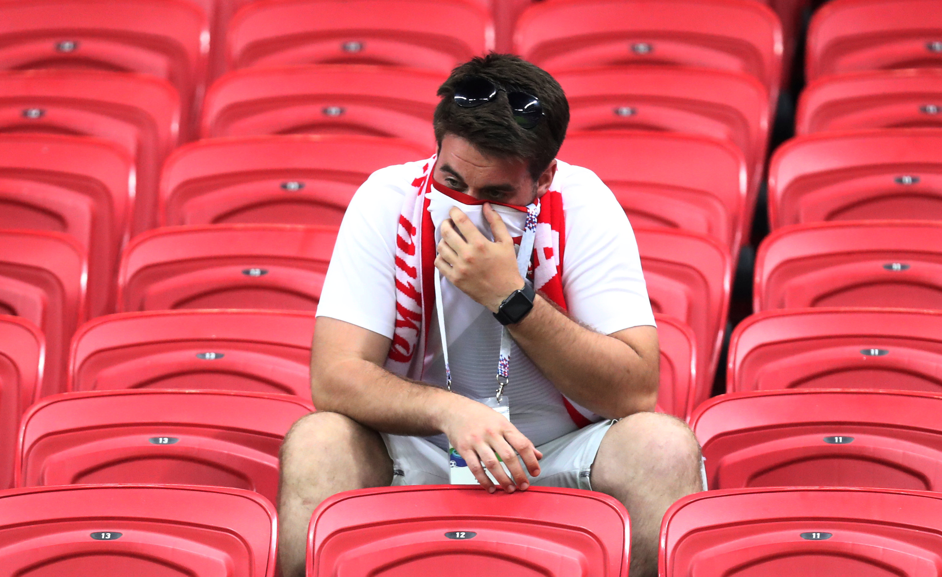 حزن جماهير بولندا بعد وداع كأس العالم (8)