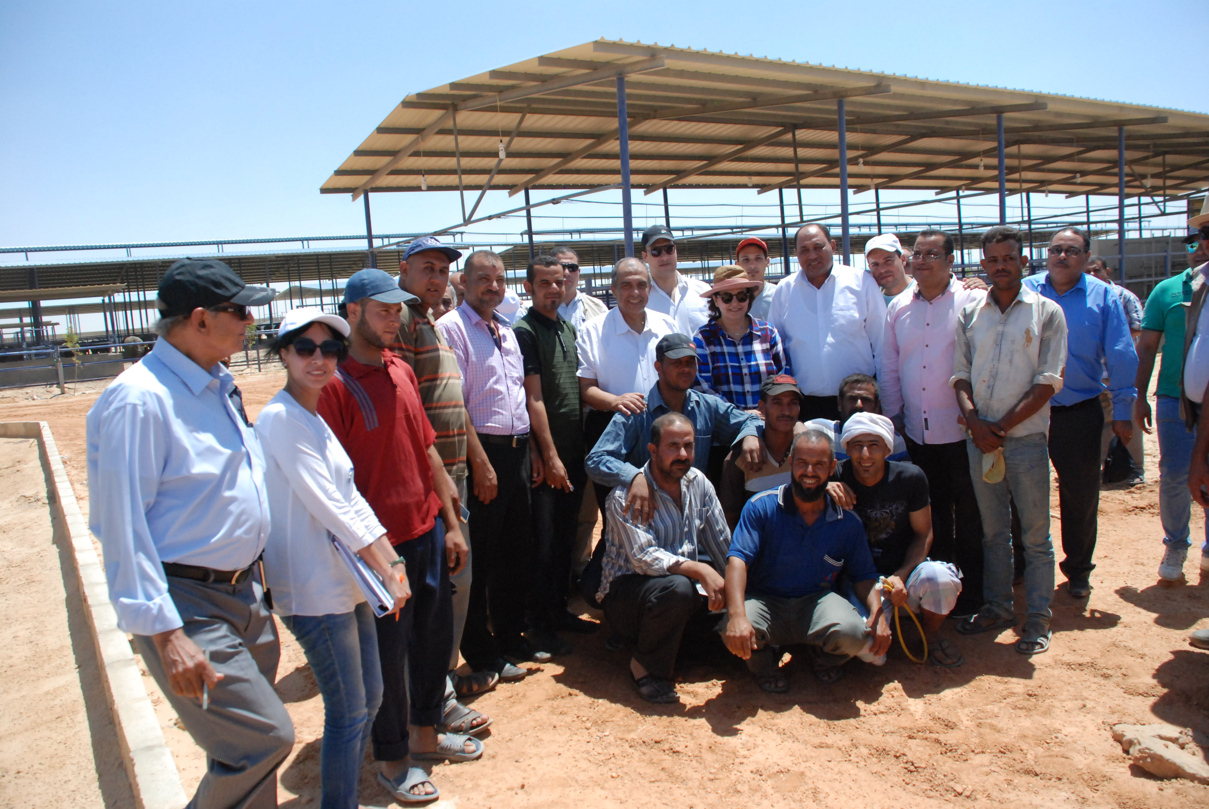 وزير الزراعة يلتقط صورة تذكارية مع العاملين بمشروهع المنيا