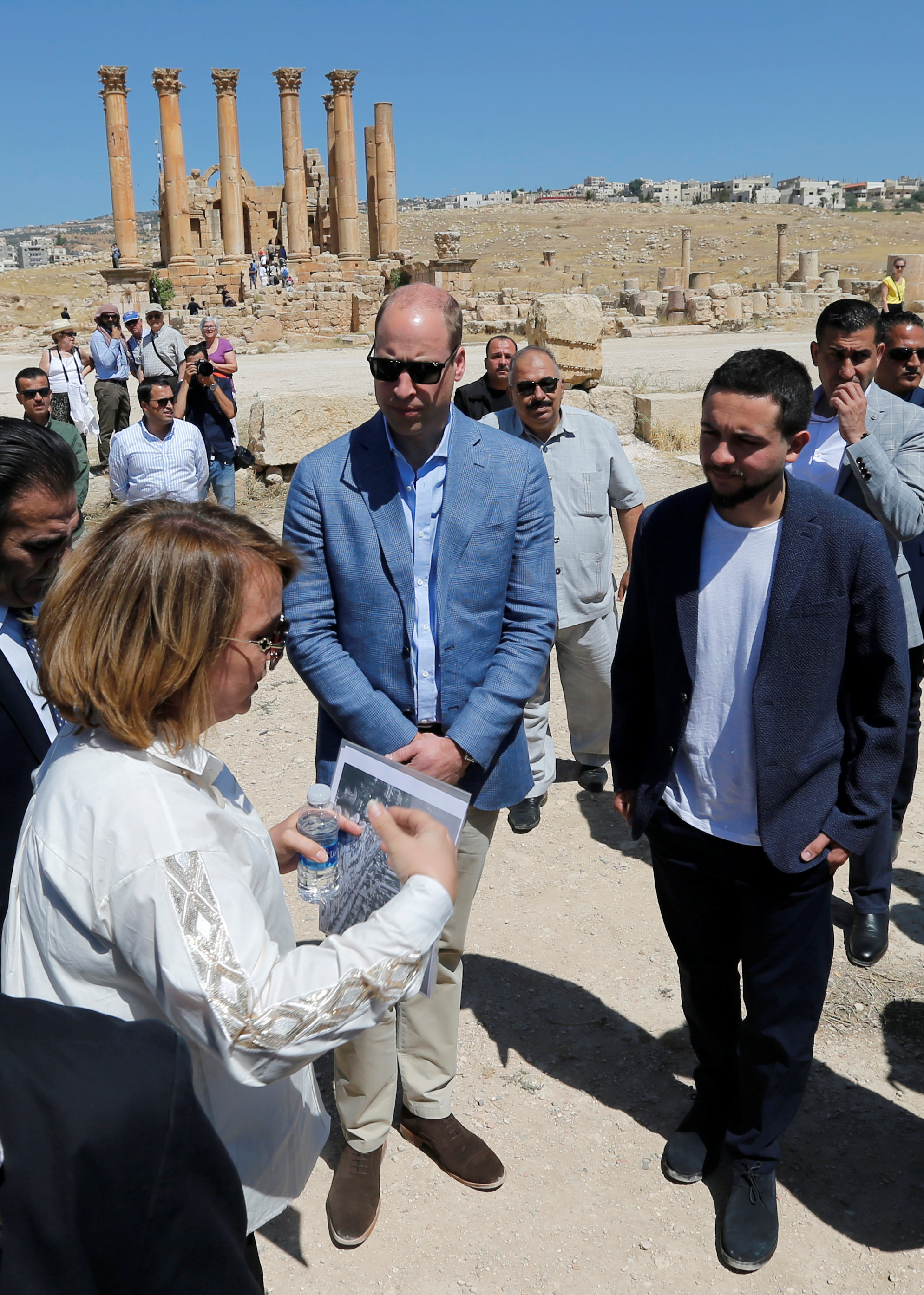 الأمير وليام يستمع لشرح حول آثار مدينة جرش بالأردن