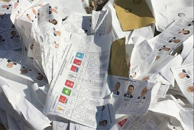 بطائق انتخابات الاتراك فى القمامة
