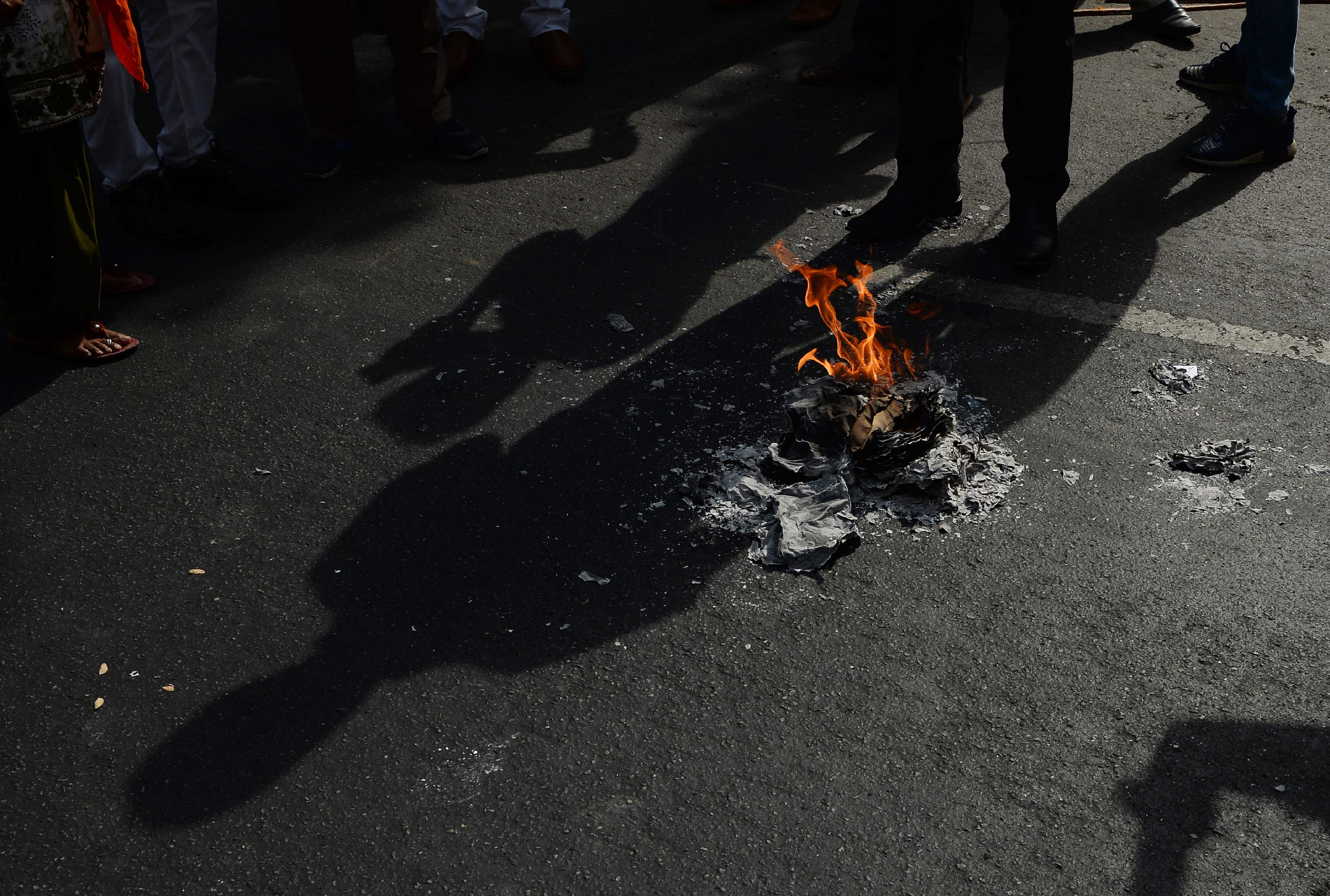 حرق نسخة من تقرير أممى حول النزاع فى إقليم كشمير