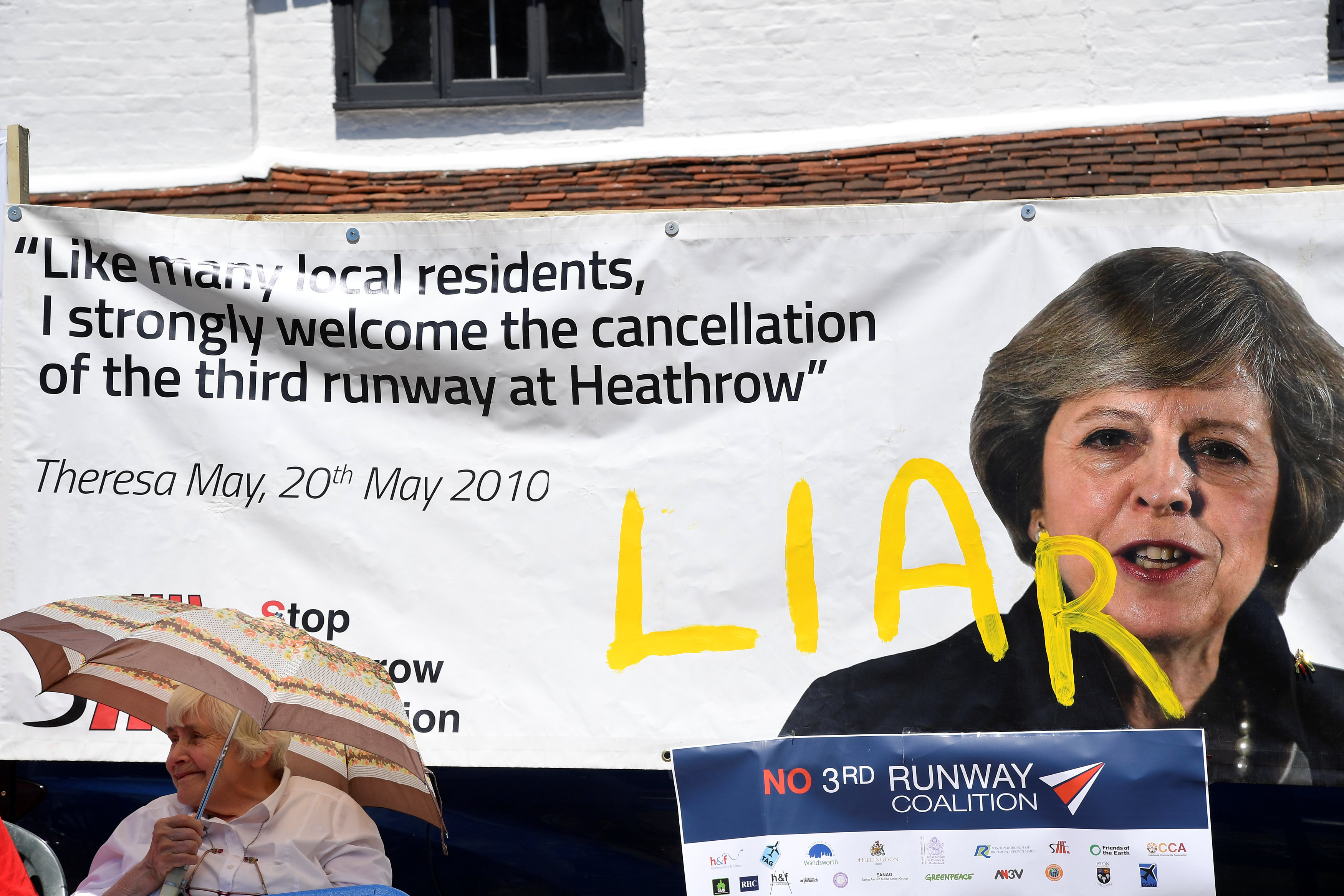 المتظاهرون يصفون رئيسة الوزراء البريطانية بأنها كاذبة