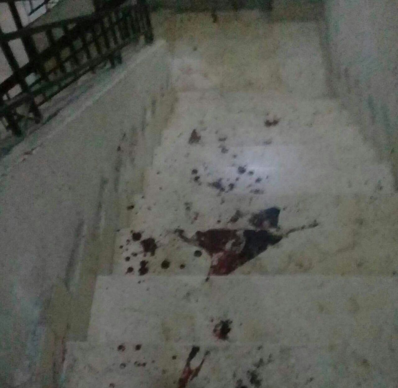 اثار الدماء بمسرح الواقعة اثار الدماء بمسرح الواقعة