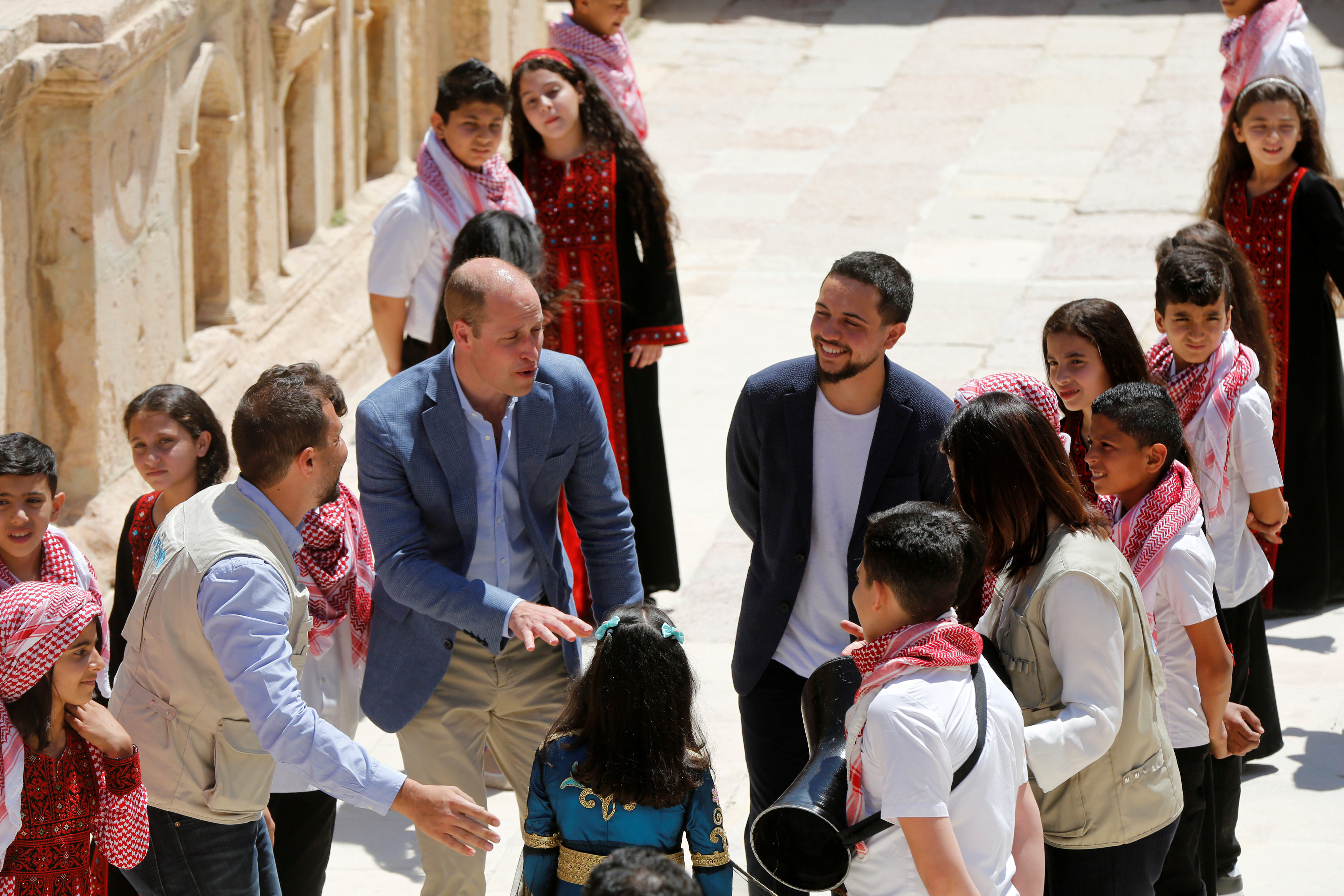 الأمير وليام برفقة أطفال أردنيين وسوريين فى مدينة جرش