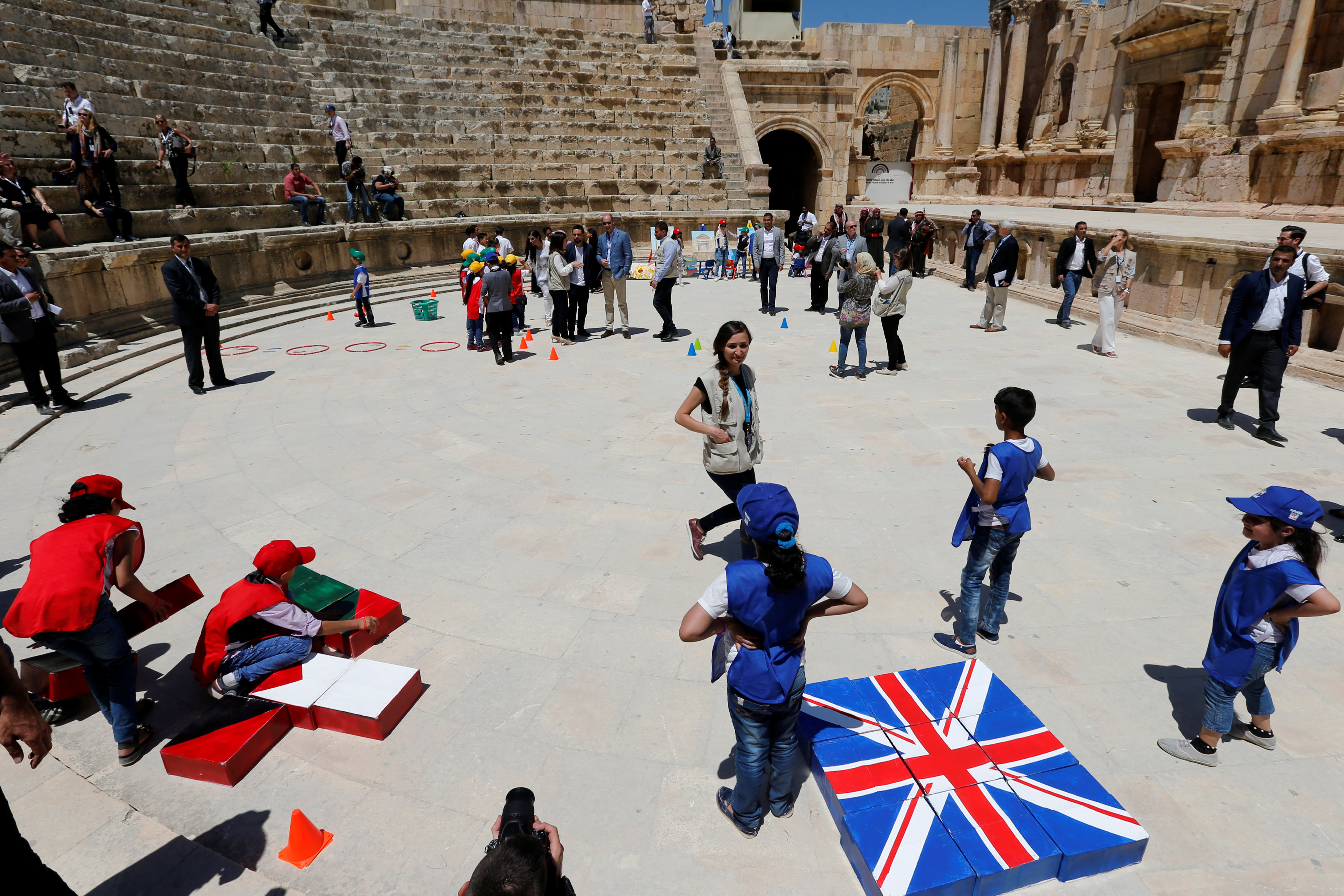 علم بريطانيا والأردن فى استقبال الأمير وليام