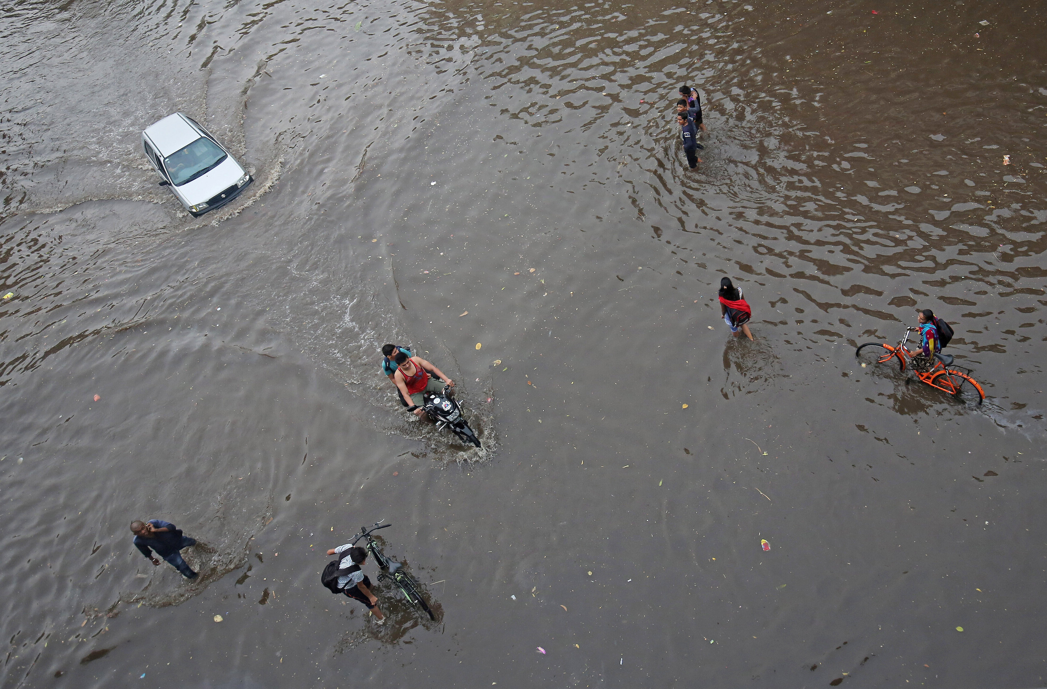 	السيارات والدراجات تغمرها المياه فى الشوارع