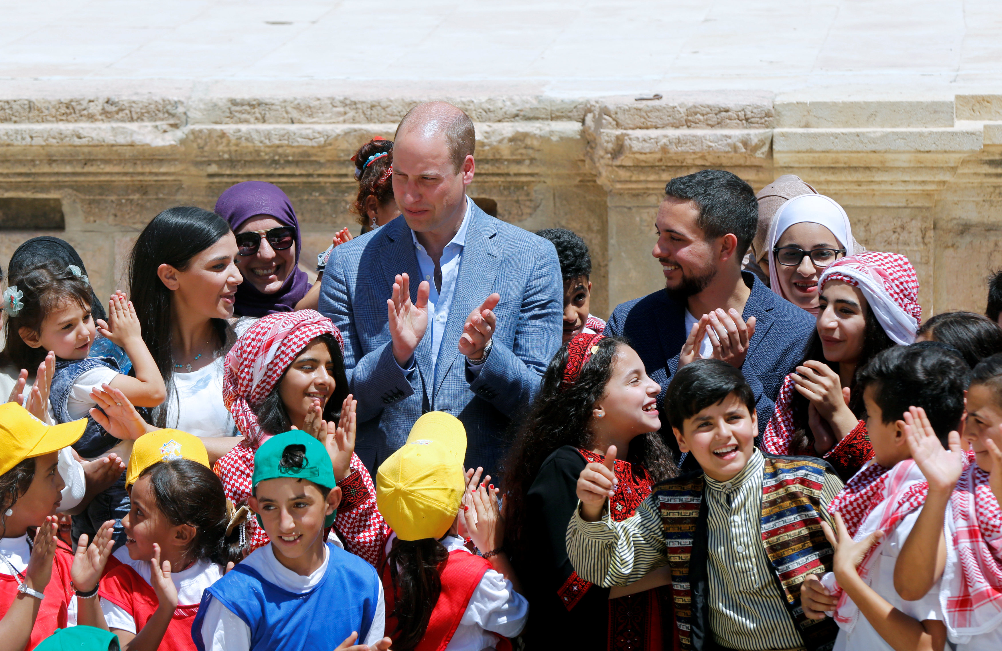 الأمير وليام يشارك الأطفال بالتصفيق خلال فقرتهم الغنائية