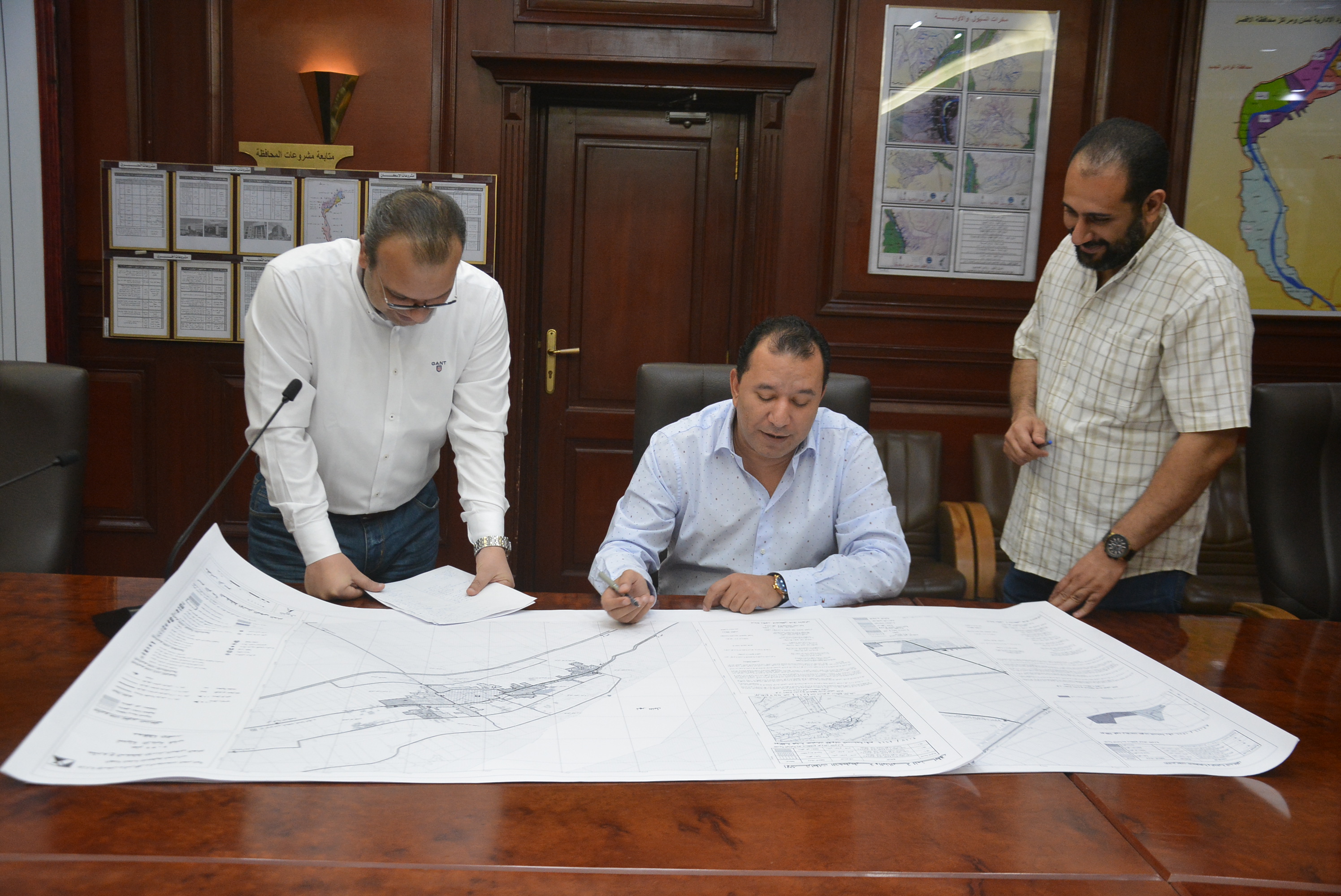    محافظ الأقصر يعتمد المخطط الإستراتيجي لمديني أرمنت والزينية