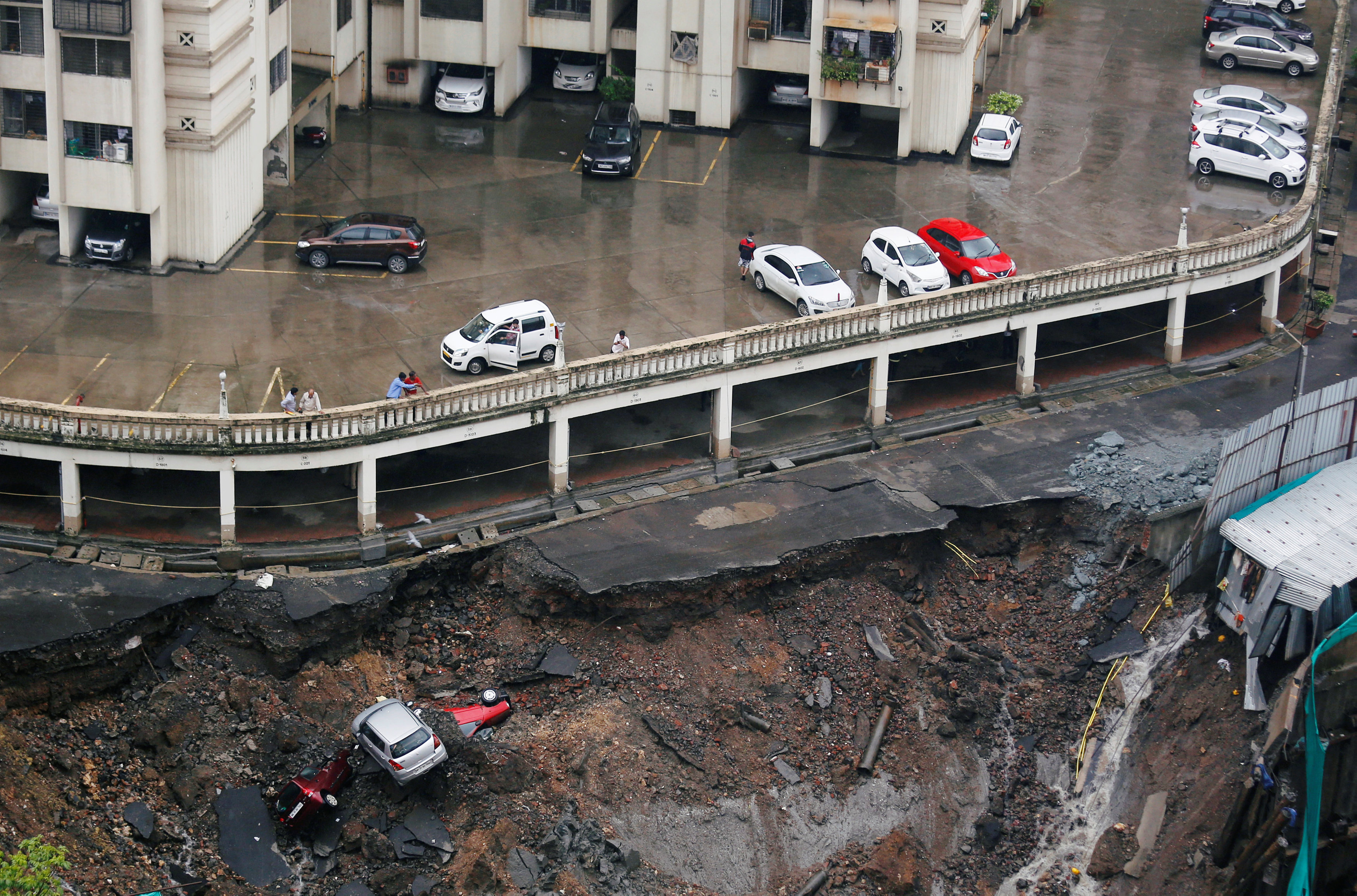 	المياه تغمر أحد شوارؤع بومباى 