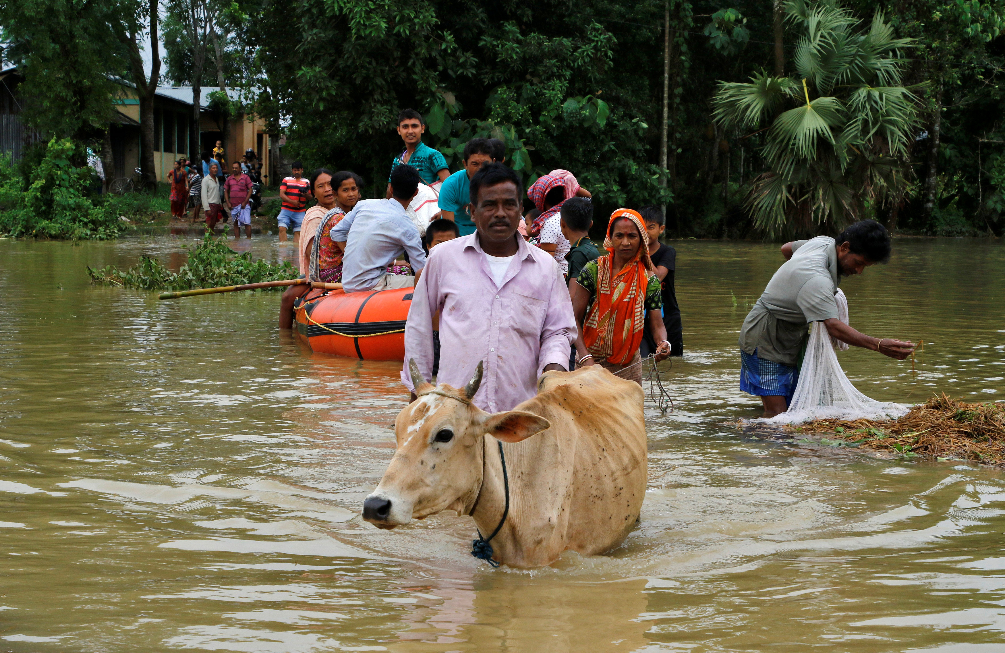 	المياة تغمر الشوارع فى الهند إثر الأمطار الغزيرة