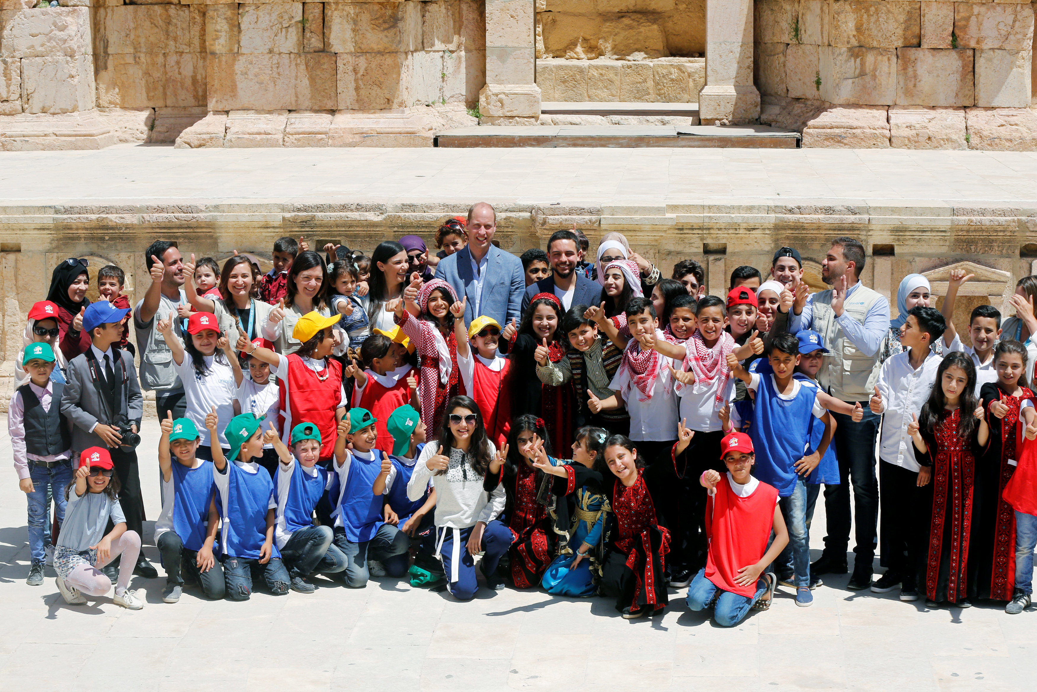 صورة تذكارية للأمير وليام مع الأطفال فى مدينة جرش الأردنية