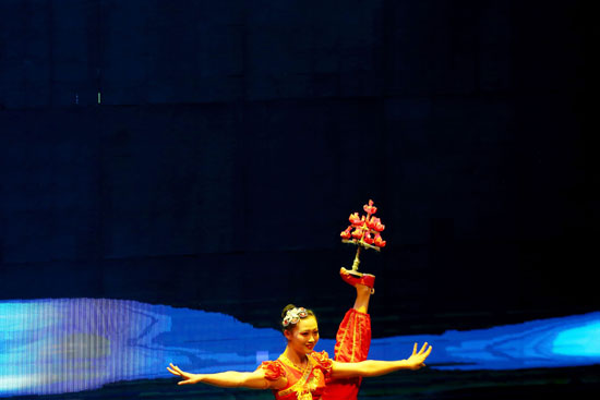 فتاة صينية تتألق خلال عرضها بمهرجان الموسيقى الدولى
