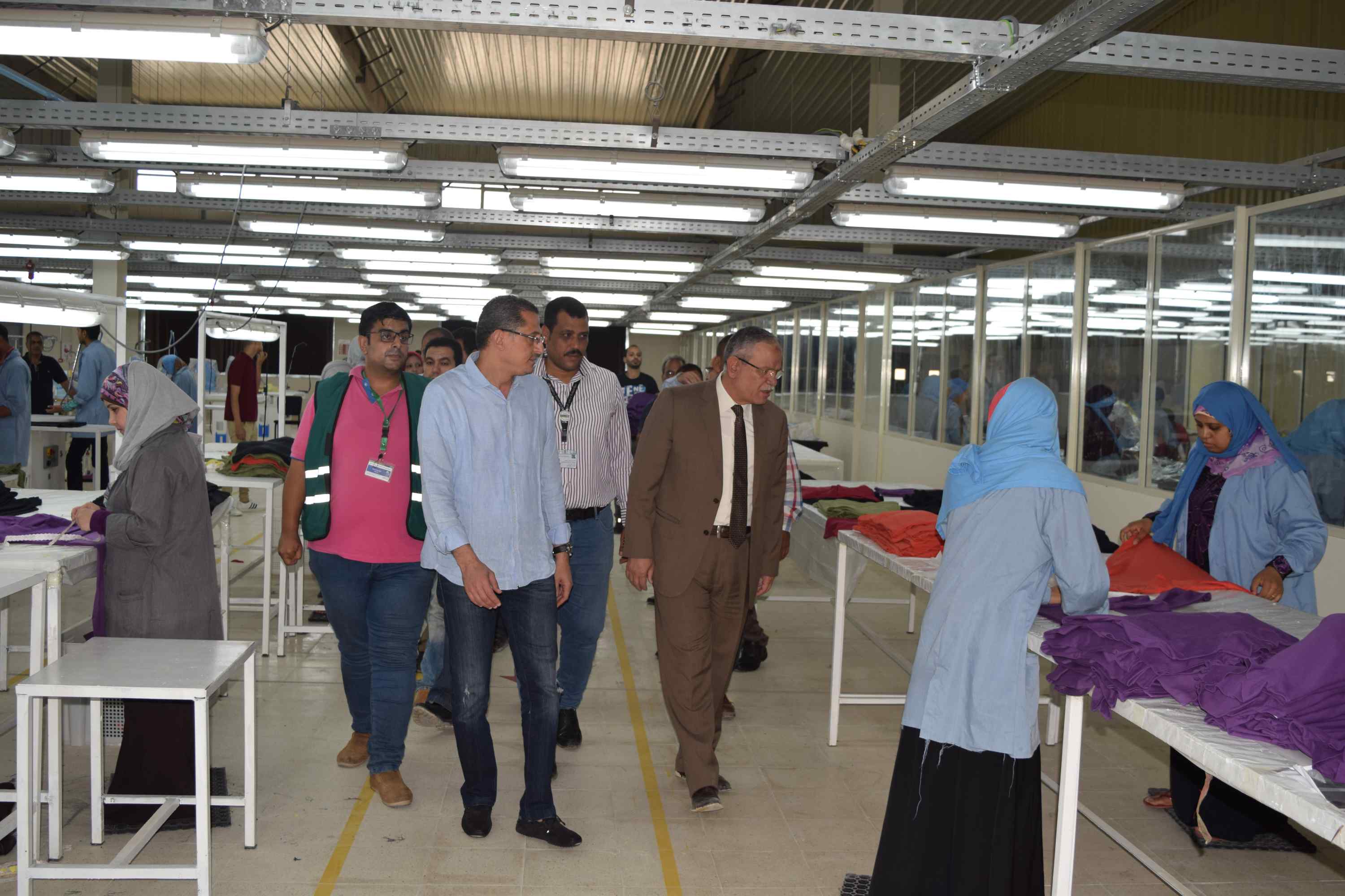  المحافظ يتفقد أول مصنع للملابس بمجمع صناعات مصر الخير (1)