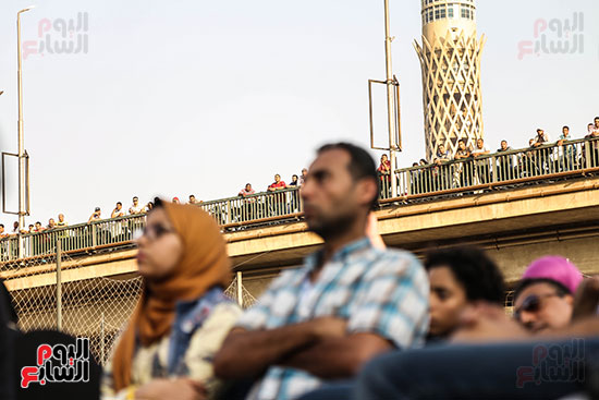 صور  المصريون يتابعون مباراة السعودية على المقاهى وفى الأندية (11)