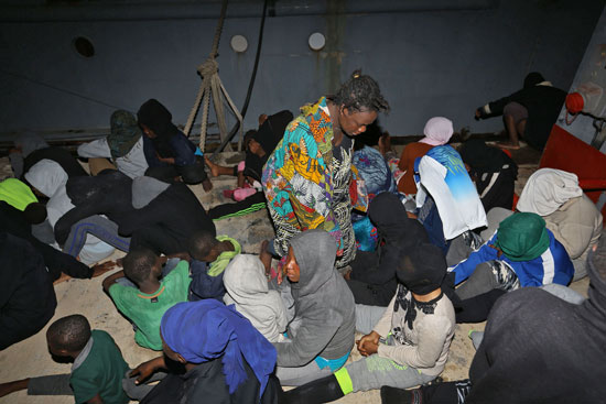 سيدات بين مهاجرين غير شرعيين فى ليبيا