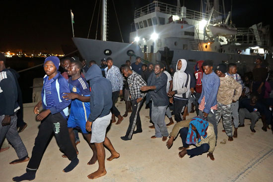 نقل مهاجرين غير شرعيين إلى ليبيا