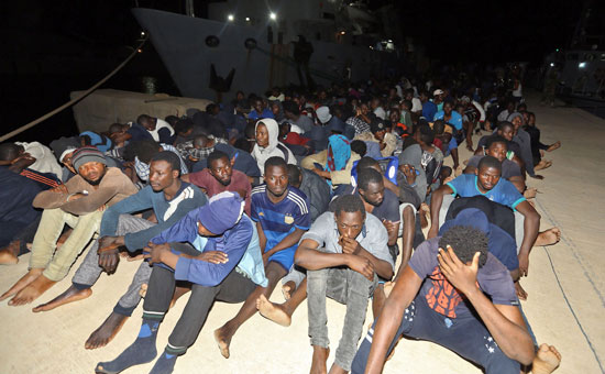 مئات المهاجرين عقب إنقاذهم من البحر المتوسط