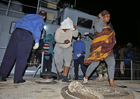 ليبيا تستقبل مهاجرين غير شرعيين عقب انقاذهم