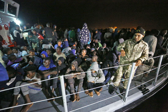 قوات البحرية الليبية تنقذ مئات المهاجرين غير الشرعيين