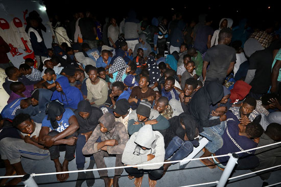 مئات المهاجرين على متن سفينة للبحرية الليبية