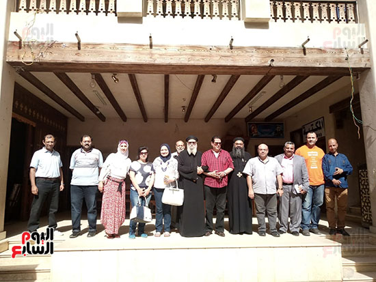         كهنة كنيسة السيدة العذراء وأعضاء لجنة الثقافة والسياحة ببيت العائلة بكفر الشيخ