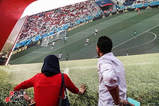 صور  المصريون يتابعون مباراة السعودية على المقاهى وفى الأندية (13)