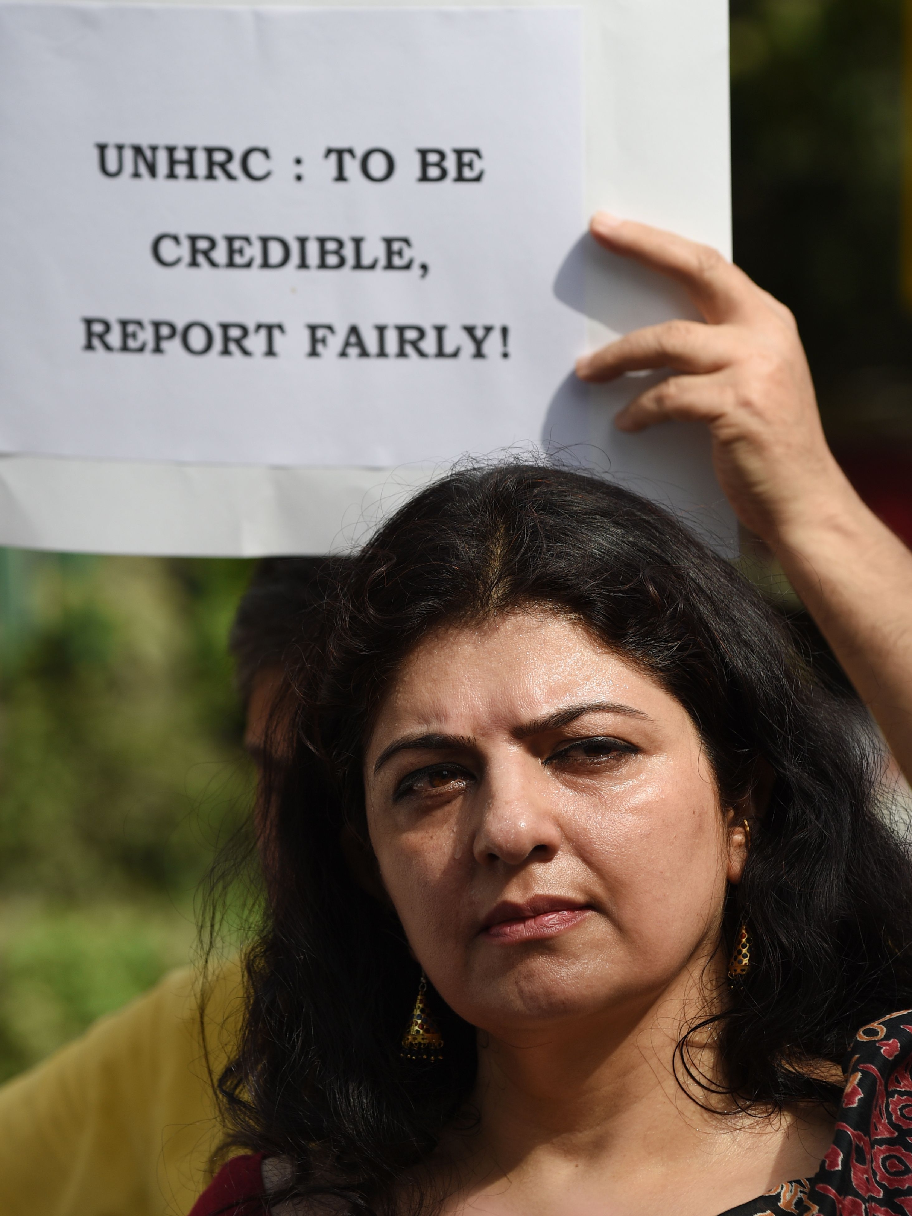 سيدة هندية تشارك فى مظاهرات ضد تقرير أممى حول كشمير